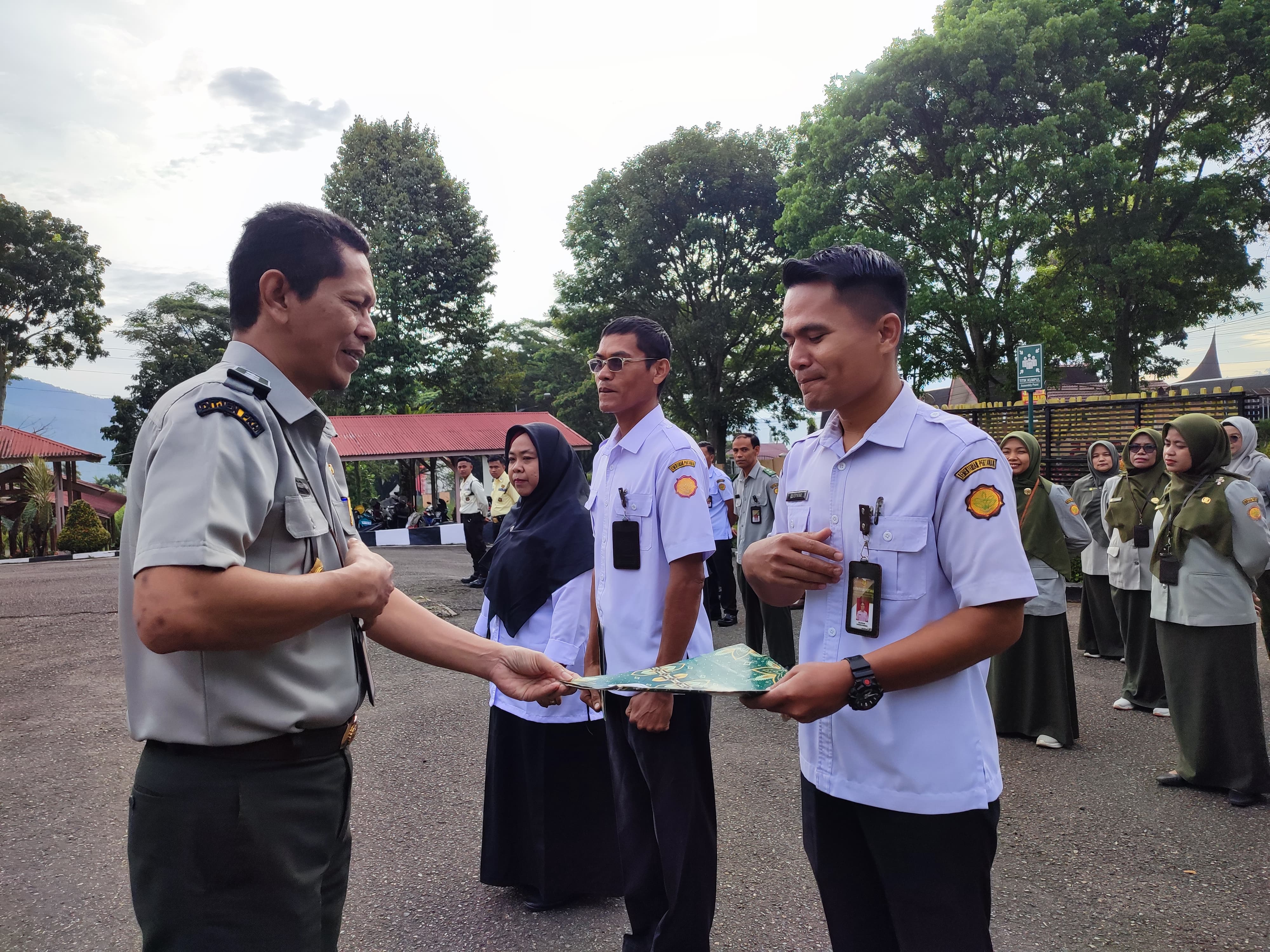 Penyerahan SK PPPK Tahap I Tahun 2024 Warnai Kegiatan Apel Pagi di Balai Veteriner Bukittinggi